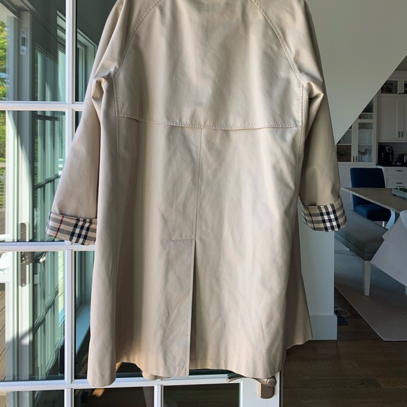 Medium length Burberry Trench Coat - Picture 4 of 4